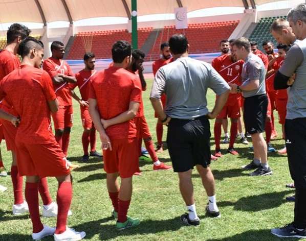 جانب من تدريبات منتخب البحرين قبل اللقاء