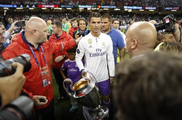 كريستيانو رونالدو حاملا كأس دوري الأبطال