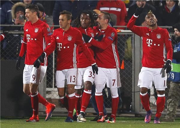 سيلفا (يمين)