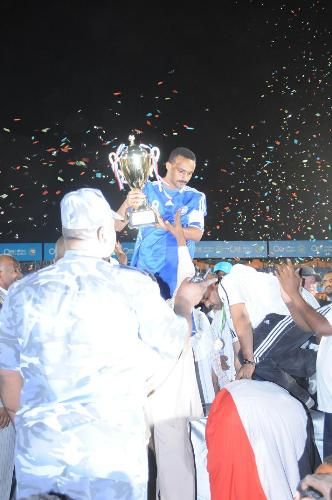 قائد الهلال هيثم مصطفي يحمل كأس البطولة