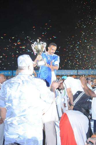 قائد الهلال هيثم مصطفي يحمل كأس البطولة