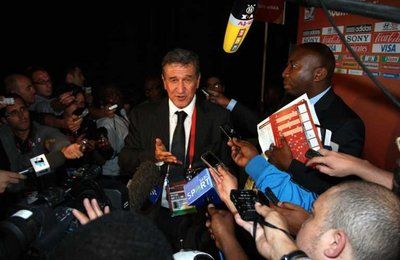 كارلوس ألبرتو باريرا المدير الفني للمنتخب الجنوب أفريقي 