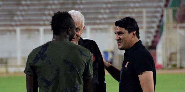 فرانك كوم ومصافحة للمدرب فيلود بحضور زياد الجزيري