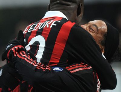 رونالدينيو و سيدورف بعد الهدف الثاني في المباراة