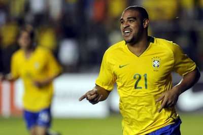 أدريانو مهاجم البرازيل السابق