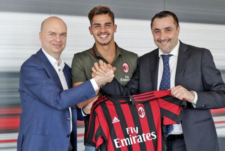 أندريه سيلفا أثناء تقديمه في ميلان