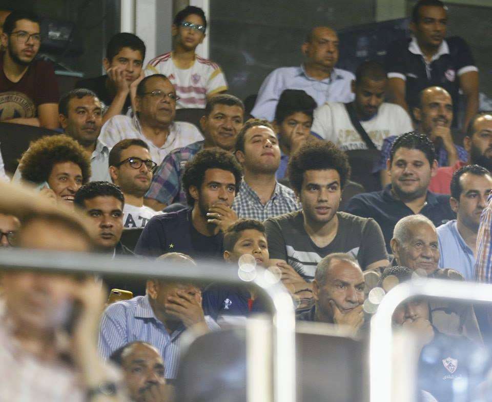 عمر جابر في المدرجات يتابع المباراة