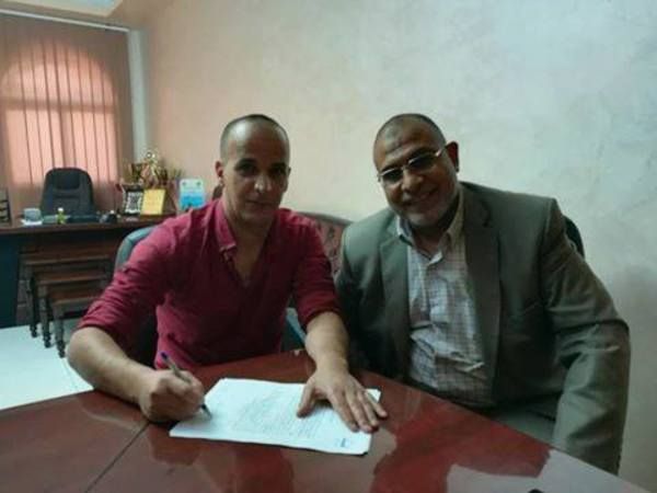 أثناء توقيع العقد