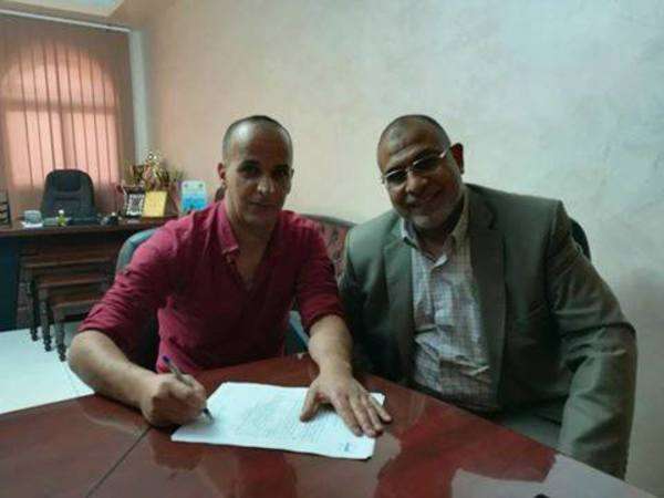 أثناء توقيع العقد