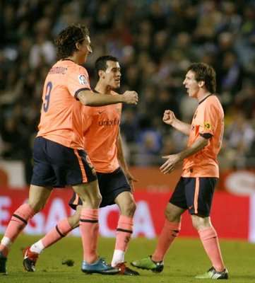 ميسي يحتفل مع زملاءه بعد تسجيله لهدف لبرشلونة