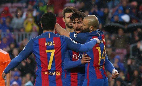 جوميز بين لاعبي برشلونة