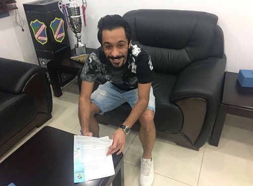 اللاعب أثناء تجديد عقده