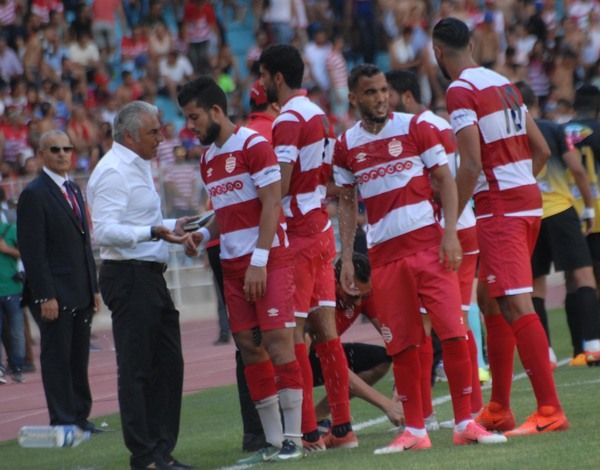 شهاب الليلي مع لاعبي الإفريقي بالمباراة النهائية 