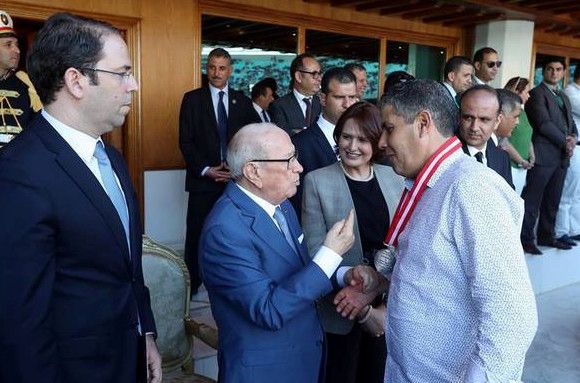 الخطوي يصافح رئيس الجمهورية بعد نهاية المباراة