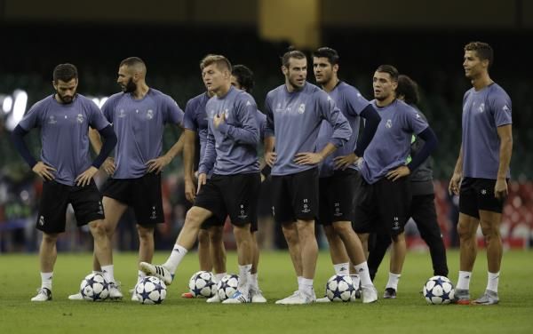 كريستيانو مع لاعبي ريال مدريد