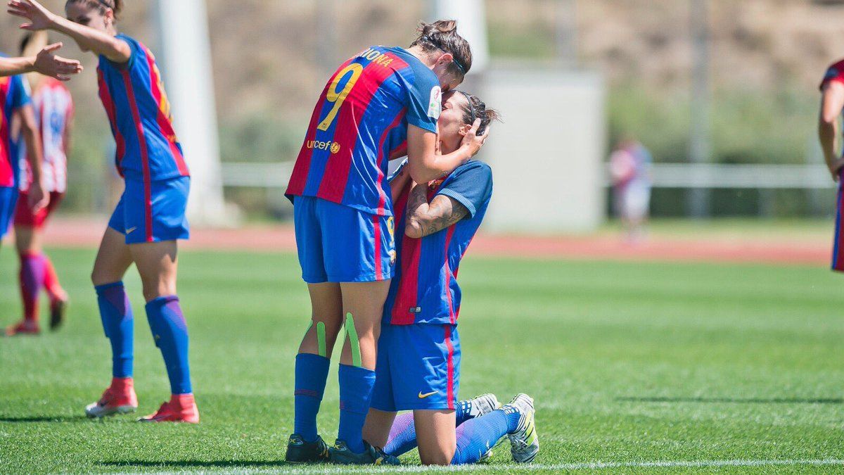 فرحة لاعبات برشلونة بعد صافرة نهاية المباراة