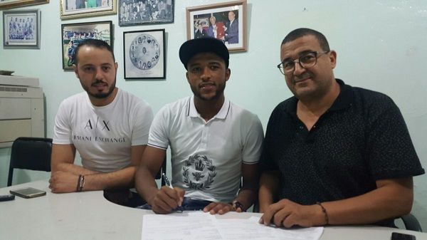  أيوب الكعبي أثناء التوقيع