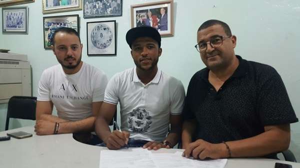  أيوب الكعبي أثناء التوقيع