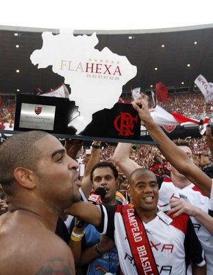 النجم ادريانو يحمل درع الدوري البرازيلي مع رفاقه