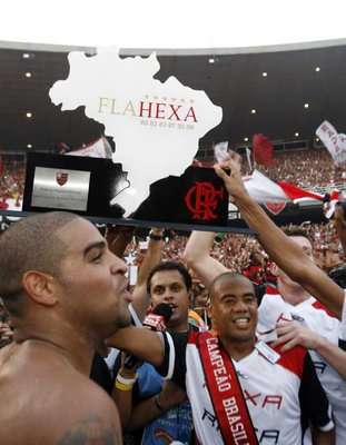 النجم ادريانو يحمل درع الدوري البرازيلي مع رفاقه