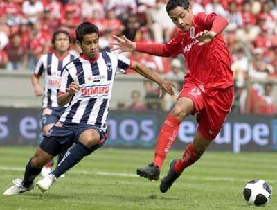 صراع على الكرة بين راؤول نافا لاعب تولوكا و سيفيرو ميزا لاعب مونتيراي 