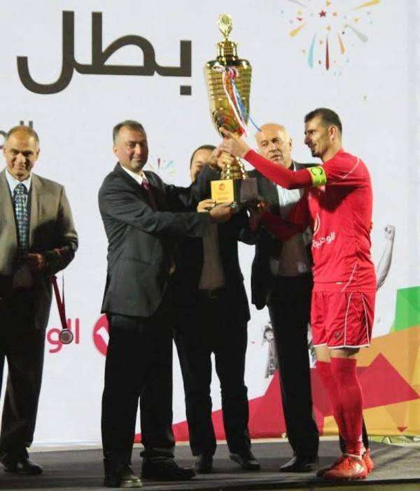فادي دويك يرفع كأس فلسطين لأهلي الخليل