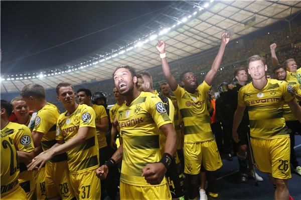 أوباميانج وسط لاعبي دورتموند