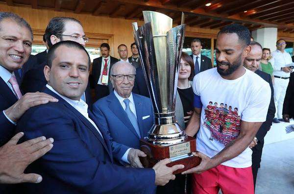 سليم الرياحي لحظة التتويج بالكاس 