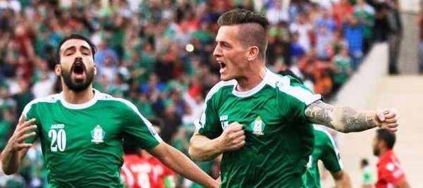 سباستيان "يمين" فرحاً بأحد أهدافه مع الوحدات