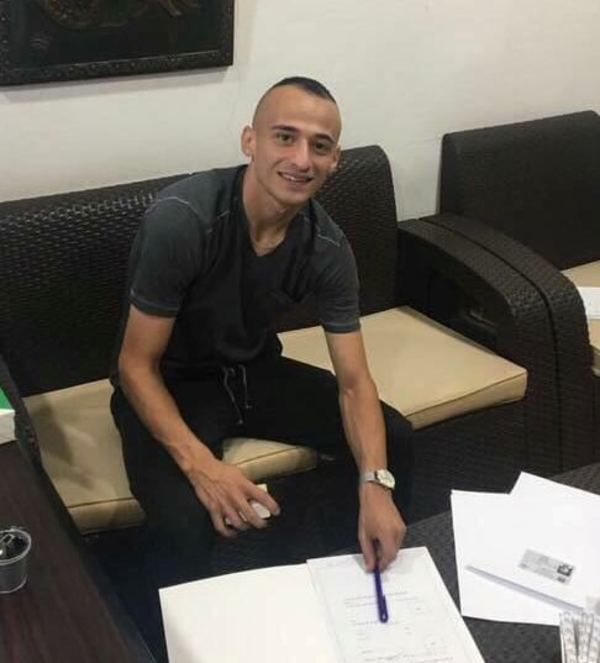 موسى الزعبي لحظة توقيع العقد