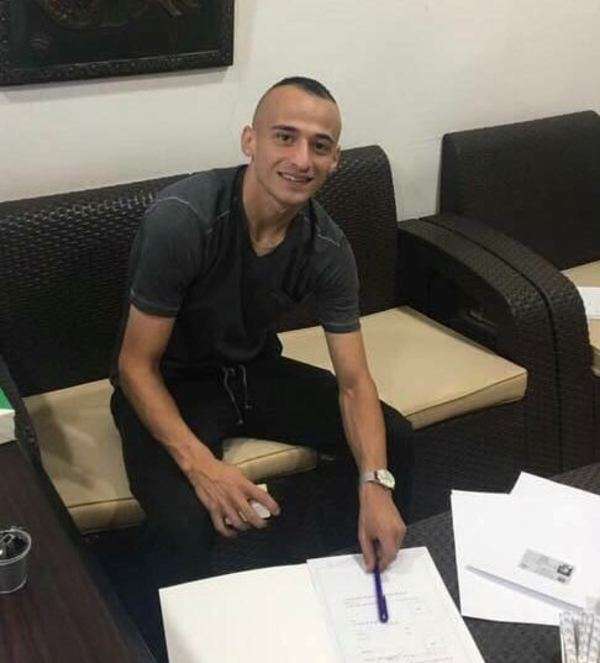 موسى الزعبي لحظة توقيع العقد