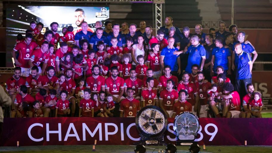 لاعبو الأهلي مع درع الدوري