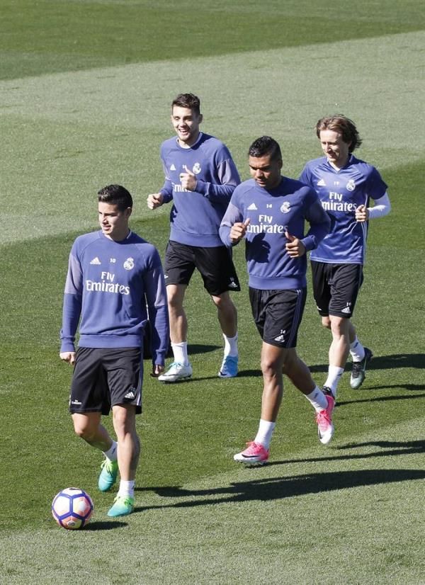 مودريتش مع لاعبي ريال مدريد