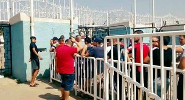 جانب من بيع تذاكر المباراة