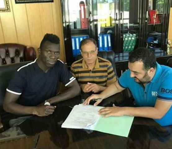 ندياي أثناء توقيعه للعقد