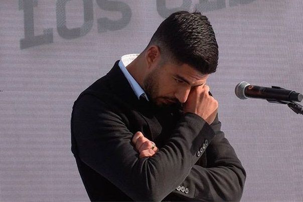 لويس سواريز..غلبته العاطفة في يوم تكريمه