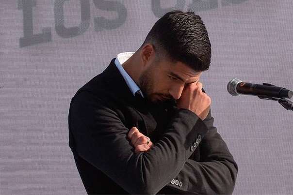 لويس سواريز..غلبته العاطفة في يوم تكريمه