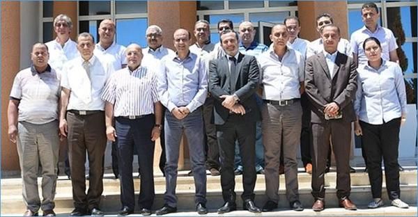 رئيس الاتحاد مع أعضاء الرابطة التونسية المحترفة
