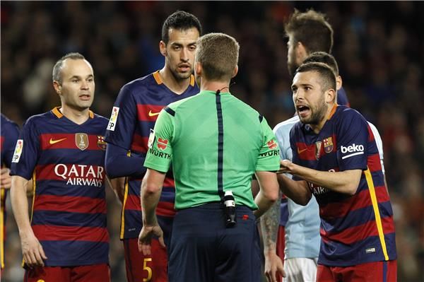 الحكم هيرنانديز..لم يلتفت لاعتراض لاعبي برشلونة