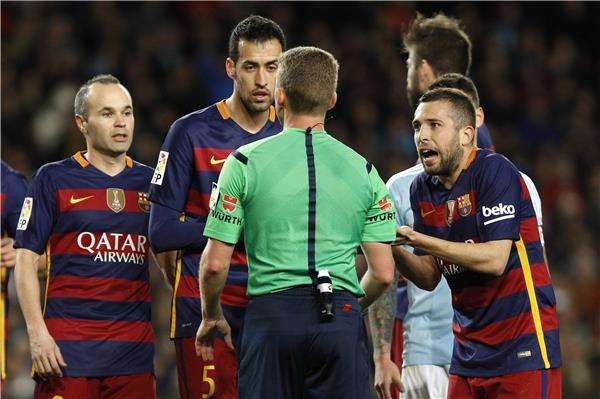 الحكم هيرنانديز..لم يلتفت لاعتراض لاعبي برشلونة