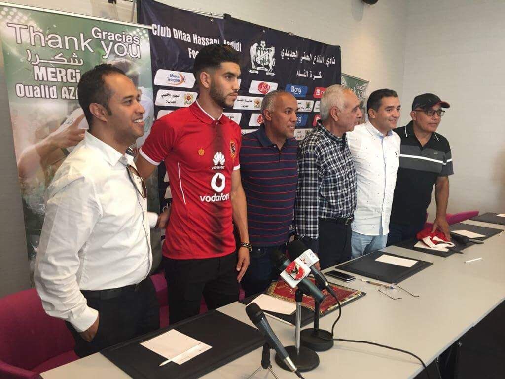 أزارو أثناء تقديمه