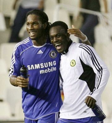 لاعبي تشلسي ديديه دروجبا و مايكيل ايسيان