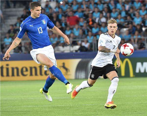 جانب من لقاء ألمانيا وإيطاليا