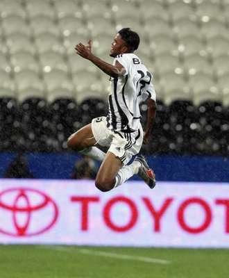 فرحة لاعب مازيمبي مبيزا بيدي بهدف فريقه الاول