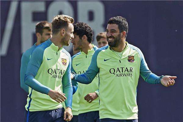 أردا توران (يمين)