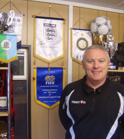 السيد والشـو يقف أمام كؤوس وأوسمة النادي