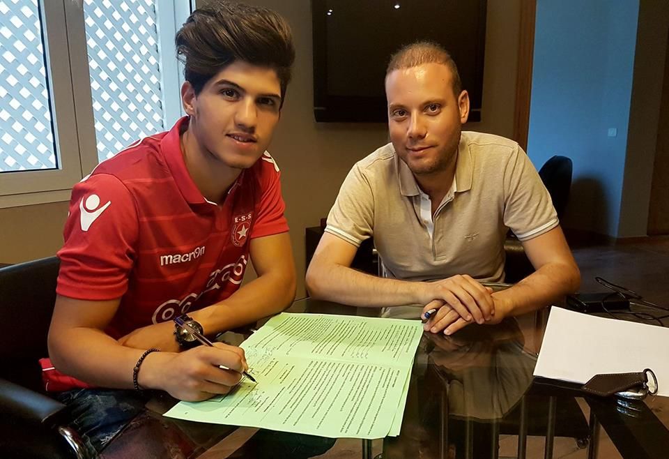  عمر زكري أثناء توقيع عقد الانضمام للنجم الساحلي