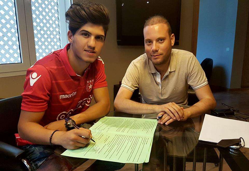 عمر زكري أثناء توقيع عقد الانضمام للنجم الساحلي