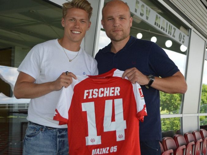 فيكتور فيشر خلال تقديمه