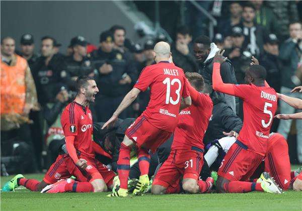 جونالونز مع لاعبي فريقه